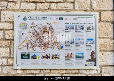 Panneau d'information avec carte de la ville médiévale de Bitetto, province de Bari, région des Pouilles (Pouilles), sud de l'Italie, Europe - 19 septembre 2022 Banque D'Images