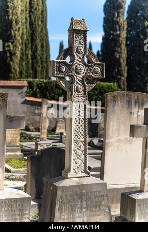 Croix celtique sur une tombe dans le Cimitero Evangelico agli Allori ('cimetière évangélique aux lauriers'), quartier Galluzzo de Florence, Toscane, Italie Banque D'Images