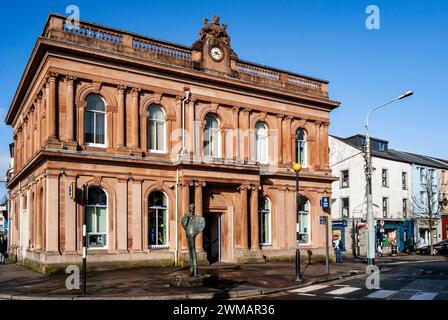 Stephen Street, à Sligo, en Irlande, avec la statue du lauréat du prix Nobel William Butler Yeats et le bâtiment de la Ulster Bank en arrière-plan. Banque D'Images