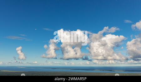 Ciel bleu et grands nuages blancs au-dessus de l'Spit de Courlande. Mer Baltique, Lituanie. Banque D'Images