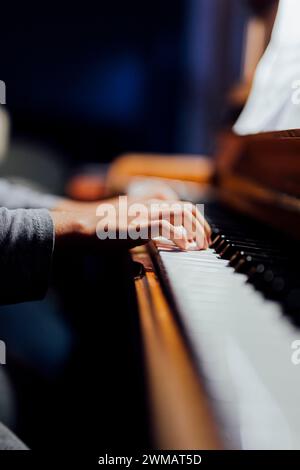 joueur de piano dans la lumière beutiful vous pouvez seulement voir les mains des joueurs qui pratique la leçon de piano. Banque D'Images