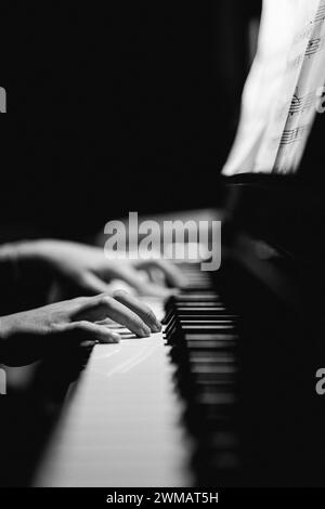 joueur de piano dans la lumière beutiful vous pouvez seulement voir les mains des joueurs qui pratique la leçon de piano. Banque D'Images