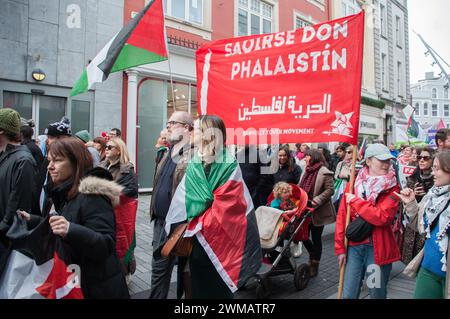 Cork City, Irlande. 24 février 2024. Dans un acte frappant de solidarité, une foule dynamique de manifestants a rempli les rues de Cork aujourd'hui, debout ensemble dans un front uni pour le peuple palestinien. Crédit : Karlis Dzjamko/Alamy Live News Banque D'Images