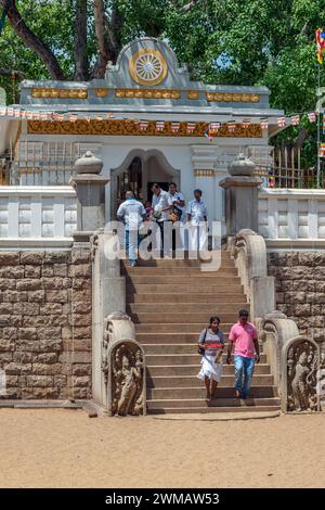 Les pèlerins bouddhistes se rassemblent au Mahavihara qui se trouve à côté de l'arbre sacré bodhi à l'ancienne Anuradhapura au Sri Lanka. Banque D'Images