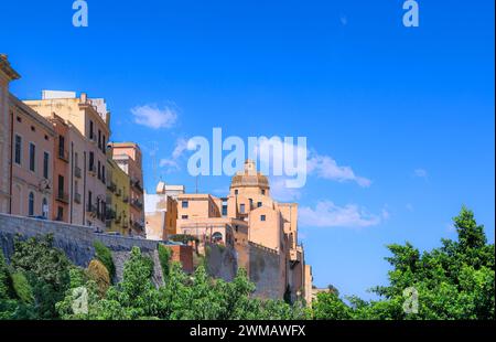 Paysage urbain de Cagliari en Sardaigne, Italie : vue sur le quartier du Castello dominé par le dôme de la cathédrale de Terrazza Umberto I. Banque D'Images