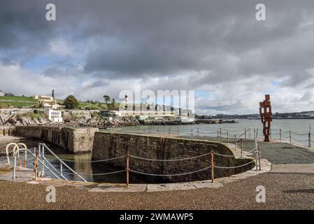 Sculpture de Sir Anthony Gormley ‘look II’ 12ft sur West Hoe Pier Plymouth. Une figure humaine regarde la mer symbolisant « le désir de traverser t Banque D'Images