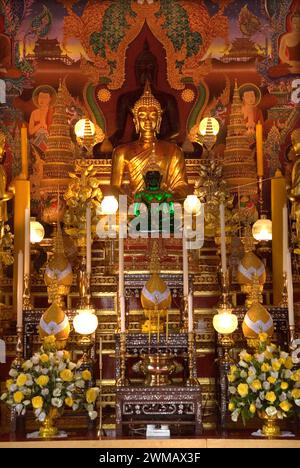 Temple bouddhiste intérieur Angleterre. Bouddhas dorés. Temple Buddhapadipa à Wimbledon Londres SW19 Angleterre 24 juin 2006. HOMER SYKES Banque D'Images