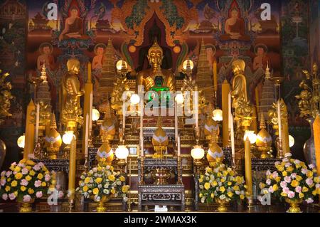 Intérieur du temple bouddhiste Royaume-Uni. Bouddhas dorés. Temple Buddhapadipa à Wimbledon Londres SW19 Angleterre 24 juin 2006. HOMER SYKES Banque D'Images