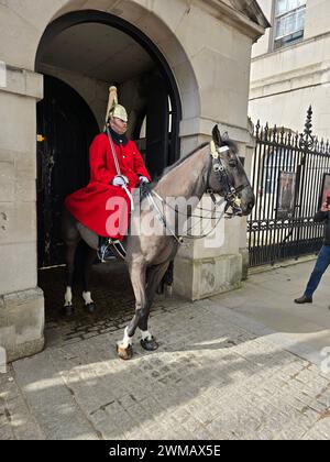 Soldats du sauveteur du roi à la relève de la garde dans leurs uniformes de cérémonie portant de longs manteaux pour la période froide de l'année à Whitehall, Londres, Royaume-Uni Banque D'Images