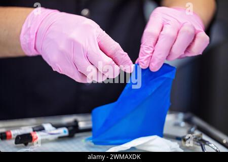 le dentiste pose une digue dentaire en caoutchouc avant le traitement et la restauration de la dent. Soins et soins dentaires Banque D'Images