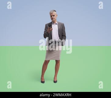 Portrait d'homme d'affaires d'entreprise recadré et assorti avec des jambes féminines, il utilise un smartphone, collage créatif Banque D'Images