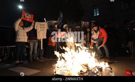 Des manifestants ont mis le feu à des pancartes lors d'une manifestation près de la résidence officielle du premier ministre exigeant la libération des otages détenus par le Hamas dans la bande de Gaza le 19 février 2024 à Jérusalem. Israël Banque D'Images