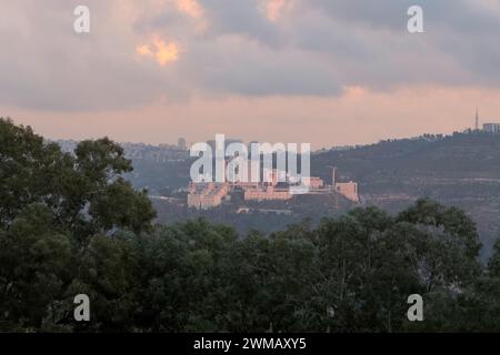 Vue lointaine du Centre médical Hadassah qui exploite deux hôpitaux universitaires à Ein Kerem Jérusalem Ouest Israël Banque D'Images