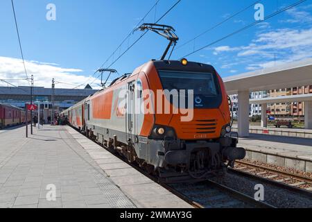 Casablanca, Maroc - 17 janvier 2018 : train de la série E14 d'Alstom exploité par l'ONCF à la gare de Casa-voyageurs. Banque D'Images