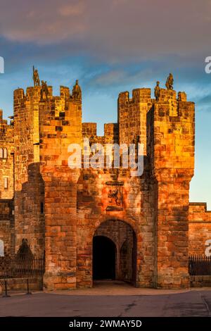 Une vue près du coucher du soleil de la Barbican et Gatehouse au château d'Alnwick à Alnwick dans le Northumberland à la fin du printemps Banque D'Images