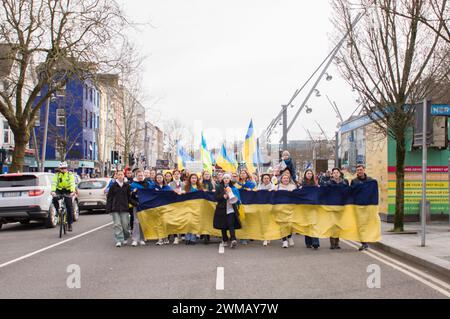 Cork, Irlande. 24 février 2024. Aujourd'hui marque le deuxième anniversaire de l'invasion à grande échelle de l'Ukraine par la Russie. En réponse, des centaines d'Ukrainiens se sont rassemblés pour une marche dans la ville de Cork. Crédit : Karlis Dzjamko/Alamy Live News Banque D'Images