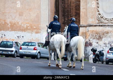 Rome, Italie - 20 mars 2018 : deux policiers se dressent à cheval en face de l'église San Pietro à Montorio. Banque D'Images