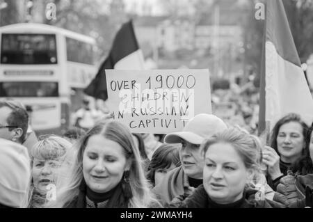 Cork, Irlande. 24 février 2024. Aujourd'hui marque le deuxième anniversaire de l'invasion à grande échelle de l'Ukraine par la Russie. En réponse, des centaines d'Ukrainiens se sont rassemblés pour une marche dans la ville de Cork. Crédit : Karlis Dzjamko/Alamy Live News Banque D'Images