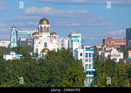 Ekaterinbourg, Russie - 15 juillet 2018 : L'Église de tous les Saints, le centre royal, spirituel et éducatif et le Khram Vozneseniya Gospodnya. Banque D'Images