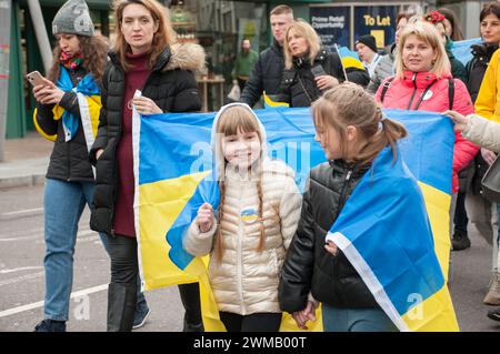 Cork, Irlande. 24 février 2024. Aujourd'hui marque le deuxième anniversaire de l'invasion à grande échelle de l'Ukraine par la Russie. En réponse, des centaines d'Ukrainiens se sont rassemblés pour une marche dans la ville de Cork. Crédit : Karlis Dzjamko/Alamy Live News Banque D'Images