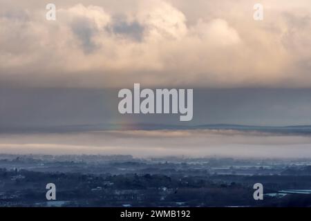 Brighton, 25 février 2024 : brume basse sur le Weald de Sussex, vue de Devil's Dyke, dans le parc national de South Downs au lever du soleil ce matin crédit : Andrew Hasson/Alamy Live News Banque D'Images