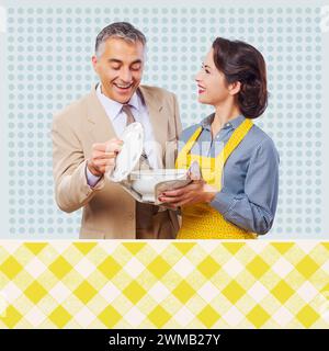 Vintage couple heureux, elle porte un tablier et tenant une soupière Banque D'Images