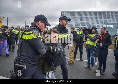 La police arrête des manifestants alors qu'ils bloquent l'autoroute A10 lors d'une manifestation contre l'environnement à Amsterdam, pays-Bas, le 24 février 2024. Les membres d'extinction Rebellion exigent l'arrêt immédiat du financement de l'industrie fossile. Plus de 300 manifestants extinction Rebellion ont bloqué l'autoroute A10 à Amsterdam. La police a enlevé tous les manifestants dans les 2 heures, arrêtant plus de 300 personnes. L'action protestait contre les subventions aux combustibles fossiles et la politique climatique du gouvernement. Les véhicules impliqués ont été saisis, la route a été rouverte entre de Nieuwe Meer et Oud-Zuid. Photo de Taim Mouneb/ABACAPRESS.COM Banque D'Images