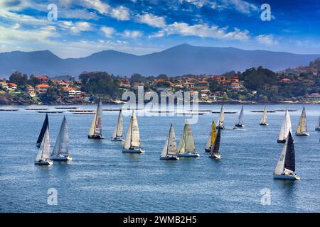 Voiliers dans la Ria de Vigo, vue de Baiona, Pontevedra, Galice, Espagne Banque D'Images