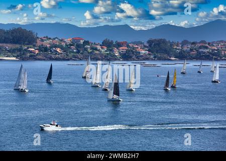 Voiliers dans la Ria de Vigo, vue de Baiona, Pontevedra, Galice, Espagne Banque D'Images