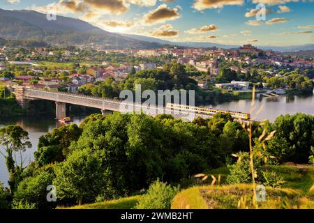 Pont sur le fleuve Minho, frontière Espagne et Portugal. Valença do Minho, Viana do Castelo, Portugal, Tui, Pontevedra, Galice, Espagne Banque D'Images