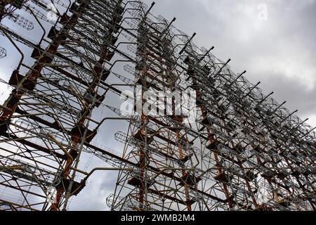 Grands édifices rouillés avec un réseau complexe de fils. Duga est une station radar soviétique au-dessus de l'horizon pour un système de détection précoce pour le lancement ICBM Banque D'Images