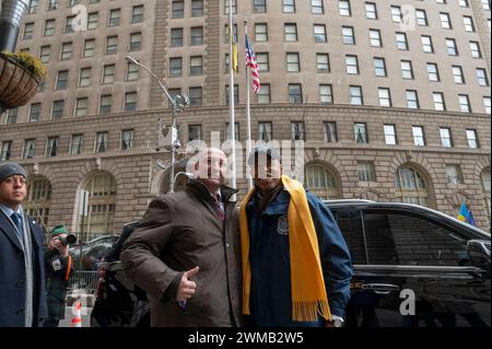 New York, New York, États-Unis. 24 février 2024. (NOUVEAU) le maire Adams prononce une allocution lors de la cérémonie de levée du drapeau pour l'Ukraine. 24 février 2024, New York, New York, États-Unis : le maire de New York Eric Adams pose avec New Yorker après une cérémonie de levée du drapeau pour l'Ukraine à l'occasion du deuxième anniversaire de l'invasion russe de l'Ukraine au Bowling Green Park historique dans Lower Manhattan le 24 février 2024 à New York. Entrant dans sa troisième année, la guerre inlassable de la Russie contre l'Ukraine a soulevé des inquiétudes quant à la durée pendant laquelle les pays occidentaux continueront à fournir des armes et d'autres formes de soutien à Kiev. Banque D'Images