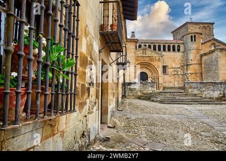 Collégiale de Santa Juliana, Santillana del Mar, Cantabria, Spain, Europe Banque D'Images