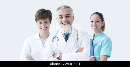 Équipe médicale professionnelle posant ensemble et souriant, concept de soins de santé et d'assistance médicale, espace de copie Banque D'Images