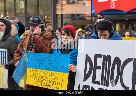 24 février 2024, New York, New York, États-Unis : (NOUVEAU) guerre Russie-Ukraine : 2e anniversaire de la Russie&#39;s invasion à grande échelle. 24 février 2024, New York, New York, États-Unis : les gens tiennent des pancartes et des drapeaux lors d'un rassemblement pour l'Ukraine à l'occasion du deuxième anniversaire de l'invasion russe de l'Ukraine à Times Square le 24 février 2024 à New York. Entrant dans sa troisième année, la guerre inlassable de Russia&#39;s contre l'Ukraine a soulevé des inquiétudes quant à la durée pendant laquelle les pays occidentaux continueront à fournir des armes et d'autres formes de soutien à Kiev. La fourniture de munitions, d'armes et de main-d'œuvre est maintenant un facteur critique dans une CONF Banque D'Images