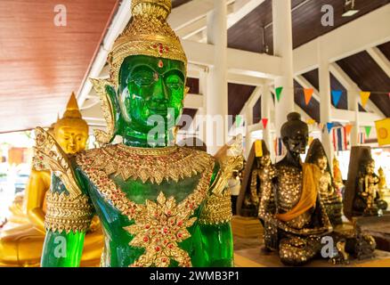 Bouddha à l'intérieur du temple Wat Pho Bang Khla près de la ville Mueang Chachoengsao ville dans la province de Chachoengsao en Thaïlande. Thaïlande, Chachoengsao, Novemb Banque D'Images