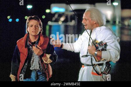 RETOUR VERS L'AVENIR 1985 Universal Pictures film avec Michael J. Fox à gauche comme lycéen et aspirant musicien et Christopher Lloyd comme Emmett 'Doc' Brown un scientifique excentrique expérimentant avec le voyage dans le temps Banque D'Images