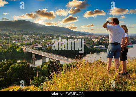 Pont sur le fleuve Minho, frontière Espagne et Portugal. Valença do Minho, Viana do Castelo, Portugal, Tui, Pontevedra, Galice, Espagne Banque D'Images