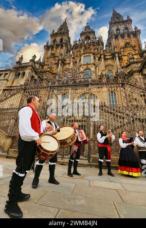 Folklore galicien, Cathédrale, Praza do Obradoiro, Saint-Jacques-de-Compostelle, province de Coruña, Galice, Espagne Banque D'Images