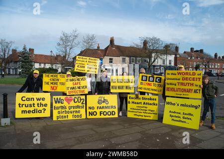 Beaconsfield, Buckinghamshire, Royaume-Uni. 25 février 2024. Les habitants ont manifesté à Beaconsfield aujourd’hui avec des tableaux jaunes sur de nombreuses questions, y compris l’environnement, l’impartialité des médias, la BBC, COVID Jabs et Aleksei Navalny. Crédit : Maureen McLean/Alamy Live News Banque D'Images