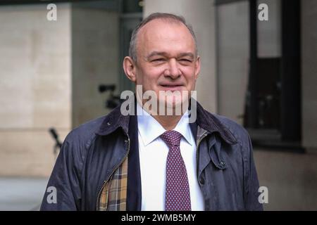 Londres, Royaume-Uni. 25 février 2024. Ed Davey, Sir Edward Davey, leader des libéraux démocrates, politicien britannique, est vu à la BBC Broadcasting House dans le centre de Londres pour une apparition dans les programmes du dimanche matin. Crédit : Imageplotter/Alamy Live News Banque D'Images