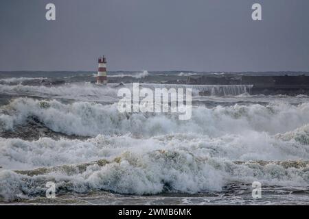 Entrée du port de Povoa de Varzim sous une forte tempête au crépuscule. Nord du Portugal. Banque D'Images