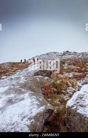 Widecombe in the Moor, Devon, Royaume-Uni - 1er janvier 2021 : les familles marchent vers le sommet de Rippon Tor dans le parc national de Dartmoor dans le Devon Banque D'Images