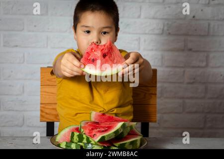 Savourez les moments les plus juteux de l'été, une bouchée de pastèque à la fois. mise au point sélective sur un morceau juteux de pastèque Banque D'Images