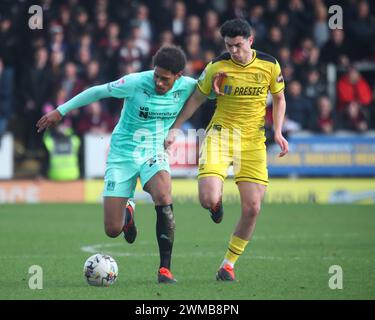 Burton upon Trent, Royaume-Uni, 24, février 2024 : William Hondermarck de Northampton Town est contesté par Joe Powell de Burton Albion dans l'EFL League One Burton Albion v Northampton Town Credit : Clive Stapleton/Alamy Live News Banque D'Images