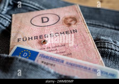 Vergleich Alter und Neuer eu-Führerschein in Jeans Tasche 25.02.24, Limbourg : Symbolfoto, Illustrationsbild, Symbolbild, Illustrationsfoto Vergleich Alter und Neuer eu-Führerschein in Jeans Tasche Das Bild zeigt den direkten Vergleich zwischen dem neuen eu-Scheckkartenführerschein und dem alten rosa Papierführerschein, die gemeinsam in der Tasche einer schwarzen Jeans platzisind. Diese Darstellung veranschaulicht den Übergang gemäß der Dritten eu-Führerscheinrichtlinie, welche vorschreibt, dass alle vor dem 19. Januar 2013 ausgestellten Pkw- und Motorradführerscheine bis zum 19. Januar 2033 Banque D'Images