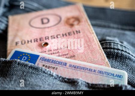 Vergleich Alter und Neuer eu-Führerschein in Jeans Tasche 25.02.24, Limbourg : Symbolfoto, Illustrationsbild, Symbolbild, Illustrationsfoto Vergleich Alter und Neuer eu-Führerschein in Jeans Tasche Das Bild zeigt den direkten Vergleich zwischen dem neuen eu-Scheckkartenführerschein und dem alten rosa Papierführerschein, die gemeinsam in der Tasche einer schwarzen Jeans platzisind. Diese Darstellung veranschaulicht den Übergang gemäß der Dritten eu-Führerscheinrichtlinie, welche vorschreibt, dass alle vor dem 19. Januar 2013 ausgestellten Pkw- und Motorradführerscheine bis zum 19. Januar 2033 Banque D'Images