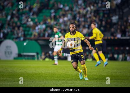 Lisbonne, Portugal. 22 février 2024. Meschack Elia du BSC Young Boys vu en action lors du match de deuxième manche à élimination directe de l'UEFA Europa League 2023/24 entre le Sporting CP et le BSC Young Boys à l'Estadio Jose Alvalade. (Score final : Sporting CP 1 - 1 BSC Young Boys). Crédit : SOPA images Limited/Alamy Live News Banque D'Images