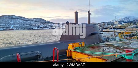 Le sous-marin de la marine allemande est amarré dans un fjord norvégien près de Harstad, dans le nord de la Norvège Banque D'Images