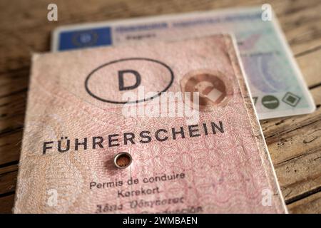 Vergleich Alter und Neuer eu-Führerschein in Jeans Tasche 25.02.24, Limbourg : Symbolfoto, Illustrationsbild, Symbolbild, Illustrationsfoto Neuer eu-Scheckkartenführerschein neben altem rosa Führerschein auf einem Tisch Dieses Bild präsentiert den neuen eu-Scheckkartenführerschein und den traditionellen rosa Papierführerschein nebeneinander auf einem Tisch. Die Aufnahme symbolisiert den Wechsel, der durch die Dritte eu-Führerscheinrichtlinie vorgeschrieben wird, wonach alle vor dem 19. Januar 2013 ausgestellten Pkw- und Motorradführerscheine bis zum 19. Januar 2033 in das neue, einheitliche und Banque D'Images